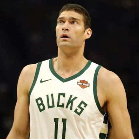 Write informative laconic excerpt under 30 words in mexican spanish for news below. Do not wrap it into quotation marks or html tags. Brook Lopez has experienced fluctuating performance over the years, but has seen a boost in the 2022-24 season. He has shown improvements in various categories, including points, rebounds, assists, blocks, and three-point shooting. Lopez's value in fantasy basketball is attributed to his unique combination of three-point shooting and shot-blocking abilities.,Brook Lopez ha tenido altibajos en su rendimiento, pero ha mejorado en la temporada 2022-24. Su valor en el baloncesto fantástico radica en su habilidad en triples y tapones.