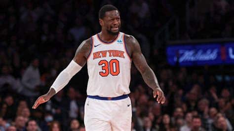 Write informative laconic excerpt under 30 words in mexican spanish for news below. Do not wrap it into quotation marks or html tags. Julius Randle tuvo una buena temporada en el 2022-23, promediando 25.1 puntos, 10.0 rebotes, 4.1 asistencias y 2.8 triples por juego. A pesar de su producción ofensiva, Randle mostró deficiencias en su juego defensivo y en su eficiencia de tiro, lo que limita su valor en fantasy y su impacto en los playoffs. Los Knicks han mejorado como equipo y Randle sigue siendo una pieza importante, aunque su potencial en fantasy está limitado. Se espera que sea seleccionado en las rondas 5 o 6 de los drafts.,Julius Randle tuvo buena temporada con Knicks en el 2022-23, pero deficiencias defensivas y de tiro limitan su valor en fantasy y playoffs. Potencial en draft: rondas 5 o 6.