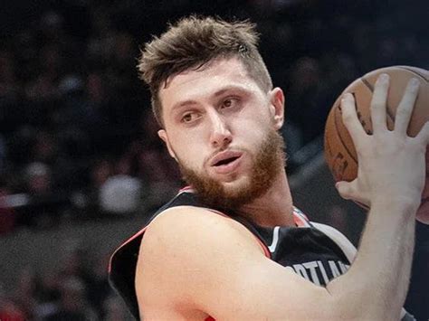 Write informative laconic excerpt under 30 words in mexican spanish for news below. Do not wrap it into quotation marks or html tags. Jusuf Nurkic, centro de los Suns, ha sido intercambiado por Deandre Ayton en un acuerdo que llevó a Damian Lillard a los Bucks. Su valor fantástico puede disminuir, pero seguirá siendo el centro titular de los Suns. Su salud es una preocupación debido a lesiones anteriores. Nurkic cerró la temporada 2022-23 clasificado en el puesto 123, promediando 13.3 puntos, 9.1 rebotes, 2.9 asistencias, 0.8 robos y 0.8 bloqueos por juego. Estuvo relativamente saludable, pero las lesiones han afectado su rendimiento en las últimas temporadas.,Nurkic intercambiado a Suns por Ayton, Lillard a Bucks. Valor fantástico disminuye, se mantiene como centro titular. Preocupa su salud por lesiones previas.