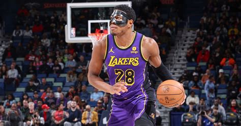 Write informative laconic excerpt under 30 words in mexican spanish for news below. Do not wrap it into quotation marks or html tags. Rui Hachimura firma un contrato de tres años y $51 millones con los Lakers después de su destacada actuación en los playoffs. Hachimura promedió 9.6 puntos, 4.7 rebotes y 0.6 triples en la temporada regular con los Lakers, pero se destacó en los playoffs con 29 puntos y tres juegos más de 20 puntos. El alero de los Lakers, Rui Hachimura, tuvo un comienzo discreto en la temporada con los Washington Wizards antes de ser transferido a Los Ángeles en enero. Desde entonces, ha tenido un rendimiento significativo en los playoffs y ha asegurado un contrato a largo plazo con el equipo.,El alero Rui Hachimura firma contrato millonario con los Lakers tras sobresaliente desempeño en playoffs, destacando con 29 puntos.