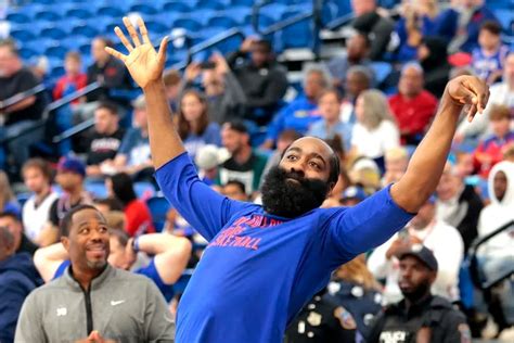 Write informative laconic excerpt under 30 words in mexican spanish for news below. Do not wrap it into quotation marks or html tags. James Harden ha expresado su deseo de abandonar los Philadelphia 76ers debido a su bajo rendimiento la temporada pasada. Las estadísticas de Harden muestran un declive en su producción ofensiva en los últimos años, lo que podría haber llevado a su descontento en el equipo. Aunque Harden ha firmado una extensión de contrato de dos años con los 76ers, los rumores de un posible intercambio persisten y podrían afectar su desempeño en la próxima temporada.,James Harden quiere irse de los Philadelphia 76ers debido a su bajo rendimiento en la temporada pasada, a pesar de haber firmado una extensión de contrato.