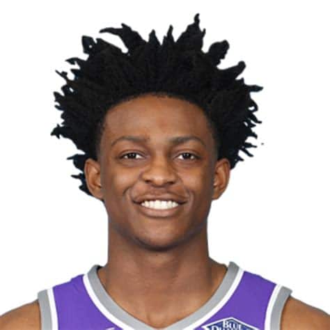 Write informative laconic excerpt under 30 words in mexican spanish for news below. Do not wrap it into quotation marks or html tags. De'Aaron Fox tuvo una excelente temporada pasada, siendo seleccionado para su primer equipo de All-Star y All-NBA. A lo largo de la temporada, Fox promedió 25.0 puntos, 4.2 rebotes y 6.1 asistencias por juego. Aunque su porcentaje de tiros libres y de triples siguen siendo una debilidad, se espera que Fox siga siendo el base titular indiscutible de los Kings y que sea un jugador destacado para los fantasy teams en la próxima temporada.,De'Aaron Fox brilló en la temporada pasada como All-Star y All-NBA,y espera mejorar su precisión de triple y libres. Será titular en los Kings.