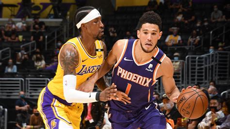 Write informative laconic excerpt under 30 words in mexican spanish for news below. Do not wrap it into quotation marks or html tags. Devin Booker, jugador de los Phoenix Suns, tuvo una destacada temporada pasada, promediando 27.8 puntos y un 49.4 por ciento de tiros de campo. A pesar de haber perdido más de un mes de acción debido a una lesión en la ingle, Booker cerró la temporada con un promedio de 30.5 puntos en sus últimos 34 partidos. Booker también registró siete dobles-dobles en la temporada, demostrando su impacto en el juego más allá del aspecto ofensivo. Además, se destacó en la línea de tiros libres, promediando 6.8 intentos por partido con un 85.5 por ciento de acierto. Para la próxima temporada, Booker tendrá que adaptarse a los cambios en el equipo, como la salida de su compañero de backcourt Chris Paul y la llegada de Bradley Beal. A pesar de estos cambios, se espera que Booker continúe siendo una opción importante en la ofensiva de los Suns junto a Kevin Durant.,Devin Booker brilló en la pasada temporada de la NBA con los Phoenix Suns, a pesar de una lesión, promediando 27.8 puntos y destacando en tiros libres.