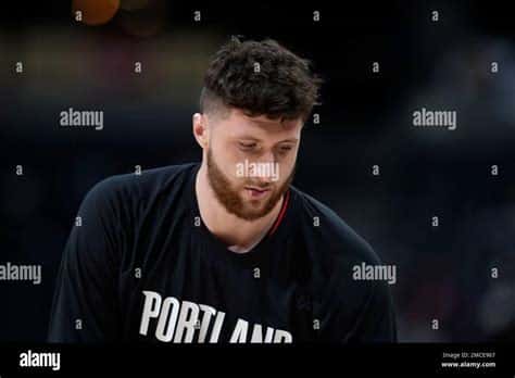 Write informative laconic excerpt under 30 words in mexican spanish for news below. Do not wrap it into quotation marks or html tags. Nurkic, jugador de baloncesto de los Phoenix Suns, ha sido intercambiado por DeAndre Ayton en un trato con los Milwaukee Bucks. A pesar de su baja en el valor fantasy, Nurkic seguirá como el centro titular de los Suns y podría ser una buena elección en rondas más tardías de los draft.,Nurkic intercambiado a Milwaukee Bucks por Ayton. Aunque baja en fantasy, sigue siendo centro titular en Phoenix Suns. Buena elección en rondas tardías de draft.