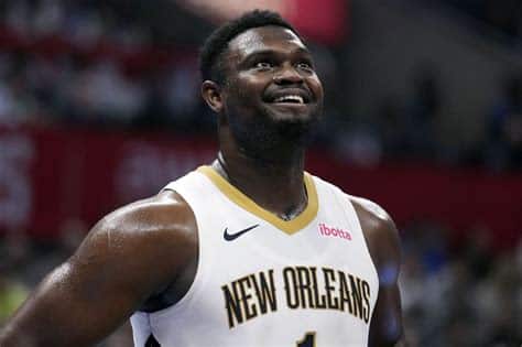 Write informative laconic excerpt under 30 words in mexican spanish for news below. Do not wrap it into quotation marks or html tags. Zion Williamson está listo para comenzar la temporada 2023-24 de la NBA después de perderse toda la campaña anterior debido a una lesión en el pie. Tiene el potencial de ser un jugador de élite con producción completa en puntos, rebotes y asistencias. Williamson promedió 26.0 puntos, 7.0 rebotes, 4.6 asistencias y 1.1 robos en la temporada 2022-23 en 29 apariciones. Su eficiencia en tiros de campo fue del 60.8%. Cercado por jugadores que espacian el campo como CJ McCollum, Trey Murphy y Brandon Ingram, Williamson tendrá todas las oportunidades para dominar la pintura y generar oportunidades para sus compañeros de equipo.,Zion Williamson regresa a la NBA tras lesión, con potencial para destacar. En la temporada anterior, promedió 26.0 puntos con eficiencia del 60.8%.