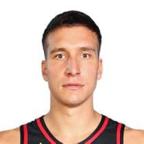 Write informative laconic excerpt under 30 words in mexican spanish for news below. Do not wrap it into quotation marks or html tags. Bogdan Bogdanovic, jugador de baloncesto, ha tenido pocas oportunidades de juego debido a la presencia de Trae Young y Dejounte Murray en los Atlanta Hawks. En su temporada pasada, Bogdanovic promedió 14 puntos, 3.1 rebotes, 2.8 asistencias, 0.8 robos y 2.7 triples por juego, sus números más bajos en su carrera. A pesar de su papel secundario, Bogdanovic ha demostrado ser un jugador sólido y sus estadísticas mejoran cuando es titular, promediando 16.8 puntos, 3.8 rebotes, 2.7 asistencias, 0.8 robos y 3.3 triples en nueve partidos como titular la temporada pasada. Fuente: RotoWire,Bogdan Bogdanovic demostró solidez con los Atlanta Hawks a pesar de jugar poco. Mejora sus números significativamente cuando es titular.