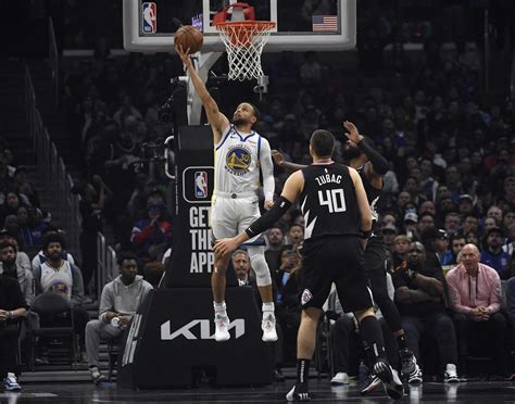 Write informative laconic excerpt under 30 words in mexican spanish for news below. Do not wrap it into quotation marks or html tags. Stephen Curry continúa siendo una fuerza MVP a pesar de lesiones persistentes Curry tuvo números impresionantes en la temporada 2022-23, a pesar de perder tiempo por lesiones Aunque hay preocupaciones sobre su edad y lesiones, Curry sigue siendo un jugador de primer nivel,Stephen Curry brilló en la temporada a pesar de lesiones, demostrando su habilidad MVP a pesar de las preocupaciones sobre su edad.