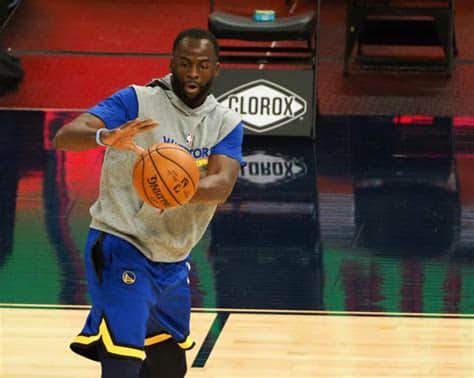 Write informative laconic excerpt under 30 words in mexican spanish for news below. Do not wrap it into quotation marks or html tags. Draymond Green decide quedarse con los Golden State Warriors en un contrato de cuatro años y $100 millones - Fuente: desconocida. Green es considerado uno de los mejores defensores de la liga, pero su producción no es suficiente para ser un jugador destacado en fantasy. - Fuente: desconocida. Aunque Green ha jugado más de 70 partidos en la temporada pasada, los Warriors suelen ser cautelosos debido a su edad, 33 años. - Fuente: desconocida.,Draymond Green renueva con los Warriors por 4 años y $100 millones. Destacado en defensa, su rendimiento en fantasy es limitado. Equipo cauteloso por su edad.