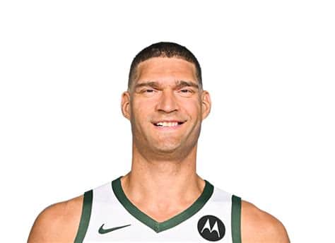 Write informative laconic excerpt under 30 words in mexican spanish for news below. Do not wrap it into quotation marks or html tags. - Brook Lopez ha tenido un rendimiento destacado en los últimos años, promediando 15.9 puntos, 6.7 rebotes, 1.3 asistencias y 2.5 bloqueos por juego en la temporada 2022-2024. - Su porcentaje de tiros de tres puntos (37.4%) y su porcentaje de tiros de campo (53.1%) han sido los más altos de su carrera en casi una década. - A pesar de la posibilidad de una regresión en su rendimiento debido al regreso de Khris Middleton y Giannis Antetokounmpo de lesiones, se espera que Lopez sea una selección popular en los drafts de fantasía. This news is about Brook Lopez's performance in recent years, particularly in the 2022-2024 season. He has shown improvement in his scoring, rebounding, and blocking abilities. His three-point and field goal percentages have also been on the rise. Despite the possibility of a regression in his performance, he is expected to be a popular pick in fantasy drafts.,Brook Lopez destaca en temporada 2022-2024 con promedio de 15.9 puntos, 6.7 rebotes y altos porcentajes de tiros. Favorito en drafts de fantasía.