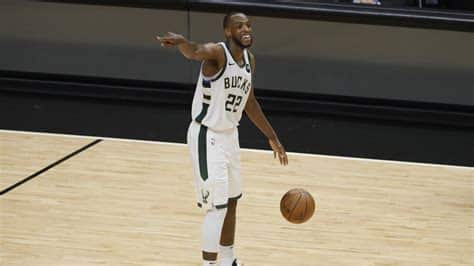 Write informative laconic excerpt under 30 words in mexican spanish for news below. Do not wrap it into quotation marks or html tags. Khris Middleton de los Milwaukee Bucks se sometió a una cirugía de rodilla después de la eliminación de los playoffs En la temporada pasada, Middleton jugó solo 33 partidos debido a lesiones A pesar de las lesiones, Middleton ha sido uno de los jugadores más constantes de la NBA en los últimos años,Khris Middleton, de los Milwaukee Bucks, operado de rodilla tras los playoffs. A pesar de lesiones, sigue destacando en la NBA.