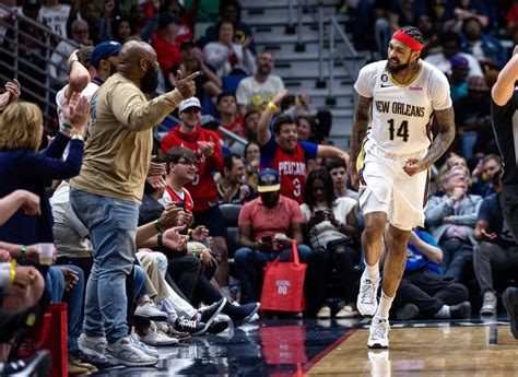 Write informative laconic excerpt under 30 words in mexican spanish for news below. Do not wrap it into quotation marks or html tags. Brandon Ingram ha mejorado su promedio de puntos por partido cada temporada, alcanzando los 24.7 puntos la temporada pasada con los Pelicans. Ingram también ha demostrado habilidades en el tiro libre, con un porcentaje de acierto del 88.2% en 6.2 intentos por juego. Su falta de estadísticas defensivas ha limitado su valor en fantasy, promediando solo 0.6 robos y 0.5 bloqueos en su carrera.,Brandon Ingram, estrella de los Pelicans, destaca por su mejora en anotación y tiro libre, aunque sus cifras defensivas son modestas para fantasy.