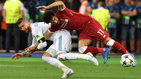 Write informative laconic excerpt under 30 words in mexican spanish for news below. Do not wrap it into quotation marks or html tags. Oct 31, 2024, 06:15 AM ETSergio Ramos injured Mohamed Salah in the 2018 Champions League final. GENYA SAVILOV/AFP via Getty ImagesFormer Liverpool manager Jürgen Klopp has taken a swipe at Sergio Ramos when discussing the ex-Real Madrid star on a podcast with Toni Kroos.Klopp questioned if Ramos was really a "good guy" while reflecting on his challenge on Mohamed Salah during the 2018 Champion League final.Salah was forced from the field with a shoulder injury after a collision with Ramos, as Madrid went on to win the match 3-1 in Kyiv.Speaking on Kroos&apos; Einfach mal Lupen podcast, Klopp said: "Is Mr Sergio Ramos really a good guy? He&apos;s not my favourite player. The action was brutal. Of course, he can&apos;t know that it&apos;s bothering his shoulder, but we all know that he accepted it very happily."I could never understand that mentality, I never had players like that and, when I did, I made sure they left."Kroos defended Ramos, saying he was a "very good teammate," before Klopp added: "He may not be my favourite player, but it doesn&apos;t matter."I always thought that my centre-backs were good enough not to be involved in actions like that."Klopp, who won the Champions League with Liverpool in 2019, left the club last season, before taking up a position as head of global soccer at Red Bull in October. ,Klopp critica a Sergio Ramos por incidente con Mohamed Salah en final de la Champions League 2018. Ramos defendido por Kroos.