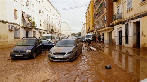 Write informative laconic excerpt under 30 words in mexican spanish for news below. Do not wrap it into quotation marks or html tags. Oct 31, 2024, 09:01 AM ETReal Madrid&apos;s LaLiga match at Valencia on Saturday has been postponed because of the deadly flash floods in Spain.The Spanish Football Federation (RFEF) announced on Thursday that all games this weekend in the Valencian region will be rescheduled as per LaLiga&apos;s request.The Spanish government declared three days of mourning with at least 104 people dead and "many people" missing following this week&apos;s torrential rain.Saturday&apos;s LaLiga game between Villarreal and Rayo Vallecano and Levante&apos;s second division home game against Malaga on Monday have also been postponed.Valencia&apos;s city centre was affected by the flash floods. Alex Juarez/Anadolu via Getty ImagesTwo games in Liga F have also been cancelled, including Real Madrid&apos;s game against Levante.Earlier this week, the RFEF rescheduled Valencia&apos;s Copa del Rey match at Parla that was due to be played on Wednesday.LaLiga, meanwhile, announced that a minute&apos;s silence will be observed ahead of all games to be played this weekend to show respect for the victims of the devastating flash floods.Madrid are second in LaLiga, six points adrift of Barcelona, who host Espanyol in Sunday&apos;s city derby. ,El partido de LaLiga de Real Madrid contra Valencia se pospuso debido a las devastadoras inundaciones en España. Todos los juegos en la región de Valencia serán reprogramados.