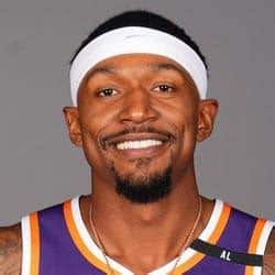 Write informative laconic excerpt under 30 words in mexican spanish for news below. Do not wrap it into quotation marks or html tags. El escolta Bradley Beal fue fichado por los Phoenix Suns en la temporada baja. Se espera que Beal sea el armador titular del equipo junto a Devin Booker y Kevin Durant. A pesar de las lesiones que ha tenido en temporadas anteriores, Beal sigue siendo una selección popular en los draft de fantasía.,El escolta Bradley Beal se une a los Phoenix Suns como armador titular junto a Booker y Durant, a pesar de lesiones previas.