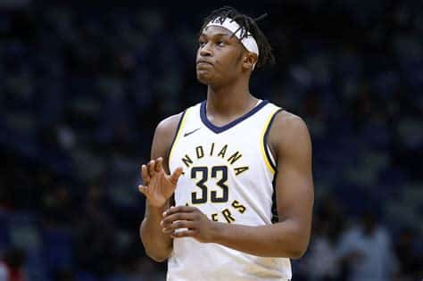 Write informative laconic excerpt under 30 words in mexican spanish for news below. Do not wrap it into quotation marks or html tags. Myles Turner, jugador de los Pacers de Indiana, tuvo una gran temporada 2021-2022, promediando 18.0 puntos y 7.5 rebotes con un 54.8% de efectividad en tiros de campo. También lideró la NBA en bloqueos con 2.8 por juego. Turner ha demostrado ser una opción atractiva en fantasía, ya que proporciona triples y bloqueos a un ritmo elite para un hombre grande. A pesar de su gran juego, Turner ha tenido dificultades para mantenerse saludable, habiendo jugado menos de 62 juegos en cada una de las últimas cuatro temporadas.,Myles Turner de los Pacers brilló con promedio de 18.0 puntos y 7.5 rebotes con 54.8% de efectividad. Líder en bloqueos. Atractivo en fantasía pero con problemas de lesiones.