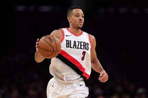 Write informative laconic excerpt under 30 words in mexican spanish for news below. Do not wrap it into quotation marks or html tags. CJ McCollum se ha convertido en un líder veterano para los Pelicans y ha tenido un papel destacado en el equipo. A lo largo de su carrera, McCollum ha demostrado ser uno de los escoltas más consistentes de la liga, promediando al menos 20 puntos por partido en las últimas ocho temporadas. A pesar de ser el tercer opción del equipo detrás de Brandon Ingram y Zion Williamson, McCollum ha demostrado ser capaz de asumir un papel destacado cuando es necesario.,CJ McCollum, líder veterano de los Pelicans, destaca como escolta consistente con más de 20 puntos por partido en las últimas ocho temporadas.