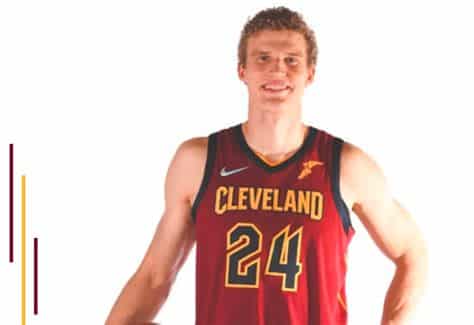 Write informative laconic excerpt under 30 words in mexican spanish for news below. Do not wrap it into quotation marks or html tags. Lauri Markkanen, jugador de baloncesto finlandés, ha sido uno de los protagonistas de la temporada pasada de la NBA. En la temporada 2022-2023, Markkanen sorprendió a todos al convertirse en el jugador más mejorado y terminar como el vigésimo tercer jugador mejor clasificado en las ligas estándar. A pesar de jugar para un equipo en reconstrucción, Markkanen tuvo un desempeño sobresaliente, promediando 25.6 puntos, 8.6 rebotes, 1.9 asistencias y 3.0 triples por partido.,Lauri Markkanen destaca en la NBA como jugador más mejorado, logrando altas estadísticas a pesar de su equipo en reconstrucción.