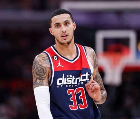 Write informative laconic excerpt under 30 words in mexican spanish for news below. Do not wrap it into quotation marks or html tags. Kyle Kuzma, jugador de baloncesto mexicano-estadounidense, se prepara para su tercera temporada con los Wizards de Washington después de firmar un contrato de cuatro años por $102 millones en la temporada baja. En la temporada pasada, Kuzma tuvo su mejor desempeño promediando 21.2 puntos, 2.5 triples y 3.7 asistencias por partido. Además, logró un récord personal de 7.2 rebotes por partido y disparó un 33.3% desde el rango de tres puntos. A pesar de los cambios en la plantilla, se espera que Kuzma siga siendo parte del quinteto inicial de los Wizards esta temporada y continúe siendo una pieza clave en el juego ofensivo del equipo.,Kyle Kuzma listo para brillar en su tercera temporada con los Wizards de Washington tras nuevo contrato millonario. Potencial clave en ofensiva del equipo.