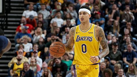 Write informative laconic excerpt under 30 words in mexican spanish for news below. Do not wrap it into quotation marks or html tags. Kyle Kuzma entra a su tercera temporada con los Wizards después de firmar un contrato de cuatro años y $102 millones en la temporada baja. En la última temporada, Kuzma promedió 21.2 puntos, 2.5 triples y 3.7 asistencias en 35.0 minutos por partido, estableciendo nuevos récords personales en su carrera. Pese a los cambios en la plantilla, Kuzma se espera que continúe como titular en los Wizards y sea uno de los líderes ofensivos del equipo.,Kyle Kuzma lidera a los Wizards con su contrato millonario y récords personales, siendo clave en la nueva temporada como líder ofensivo.