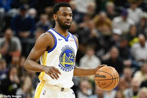 Write informative laconic excerpt under 30 words in mexican spanish for news below. Do not wrap it into quotation marks or html tags. Andrew Wiggins, jugador de los Warriors, está saludable y listo para comenzar la temporada. Ha superado varias lesiones que lo afectaron la temporada pasada y se espera que tenga un rebote completo esta temporada. Fuente: Varios informes. Wiggins ha tenido una producción consistente en sus dos temporadas con los Warriors, y ha mostrado habilidad para bloquear tiros y encestar tiros de tres puntos. Sin embargo, su habilidad en los tiros libres ha sido un punto débil en su juego. Fuente: Análisis de estadísticas. A pesar de no cumplir con las expectativas de ser la primera selección del draft en 2014, Wiggins ha demostrado ser un jugador útil en la cancha. Su producción ofensiva ha sido constante y su capacidad para jugar más de 70 juegos en una temporada es una ventaja para los dueños de equipos de fantasía. Fuente: Evaluación de su desempeño en temporadas anteriores.,Andrew Wiggins saludable y listo para temporada con Warriors. Producción consistente, habilidades en bloqueos y triples destacan, pero tiros libres son punto débil.