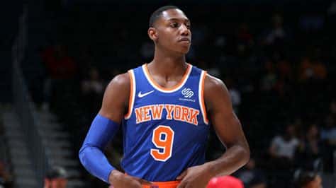 Write informative laconic excerpt under 30 words in mexican spanish for news below. Do not wrap it into quotation marks or html tags. RJ Barrett, jugador de los New York Knicks, ha tenido altibajos a lo largo de su carrera. En la temporada 2022-23, Barrett promedió 19.6 puntos, 5.0 rebotes y 2.8 asistencias por partido, pero con eficiencia de tiro cuestionable. A pesar de los refuerzos en el equipo y la competencia por minutos, Barrett tiene potencial para mejorar y convertirse en un jugador más eficiente.,RJ Barrett de los Knicks promedió 19.6 puntos en la temporada 2022-23, pero su eficiencia de tiro es cuestionable. Tiene potencial para mejorar.