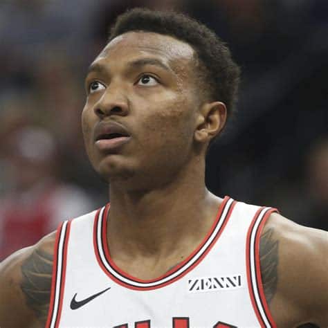 Write informative laconic excerpt under 30 words in mexican spanish for news below. Do not wrap it into quotation marks or html tags. Wendell Carter Jr. ha tenido una temporada productiva con los Orlando Magic, promediando 15.2 puntos, 8.7 rebotes y 2.3 asistencias por juego. A pesar de sus estadísticas sólidas, Carter ha lidiado con lesiones a lo largo de su carrera y ha jugado menos de 50 juegos en dos de sus cinco temporadas en la liga. A pesar de la competencia con los centros suplentes Goga Bitadze y Moritz Wagner, Carter sigue siendo el centro titular de los Magic y se espera que continúe siendo una opción confiable para la producción de puntos y rebotes consistentes.,Wendell Carter Jr., clave en Orlando Magic a pesar de lesiones. Promedia 15.2 puntos, 8.7 rebotes y 2.3 asistencias por juego.