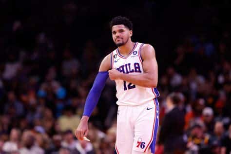 Write informative laconic excerpt under 30 words in mexican spanish for news below. Do not wrap it into quotation marks or html tags. Tobias Harris ha sido consistente en las últimas temporadas, promediando 14.7 puntos, 5.7 rebotes, 2.5 asistencias, 0.9 robos y 1.7 triples en la temporada 2022-2023. - Fuente: RotoWire. Se espera que Harris mantenga un rol importante en los 76ers, pero su producción podría verse afectada si James Harden es transferido. - Fuente: RotoWire. Harris tuvo su mejor temporada en 2020-2021, promediando 19.5 puntos, 6.8 rebotes, 3.5 asistencias y 1.7 robos-bloqueos. Se espera que mantenga un rol similar esta temporada. - Fuente: RotoWire.,Tobias Harris, jugador clave de los 76ers, enfrenta incertidumbre por posible llegada de James Harden; busca mantener rendimiento destacado en la temporada.