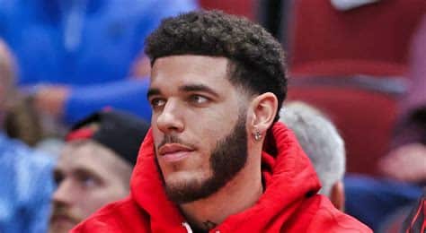 Write informative laconic excerpt under 30 words in mexican spanish for news below. Do not wrap it into quotation marks or html tags. Lonzo Ball se someterá a una cirugía de rodilla y no se espera que regrese hasta el año 2023. Fuente: RotoWire La temporada pasada fue la mejor en términos de producción para Ball, pero las lesiones han sido un problema constante en su carrera. Fuente: RotoWire A pesar de las lesiones, Ball ha mostrado mejoras en su juego, especialmente en su tiro de tres puntos. Fuente: RotoWire,Lonzo Ball fuera hasta 2023 por cirugía de rodilla. Lesiones constantes en su carrera a pesar de progreso en su juego. Fuente: RotoWire.