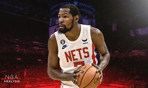 Write informative laconic excerpt under 30 words in mexican spanish for news below. Do not wrap it into quotation marks or html tags. Kevin Durant ha tenido constantes problemas de lesiones que afectan su rendimiento en los últimos años. Desde su recuperación de una rotura del tendón de Aquiles, Durant ha jugado 35 partidos en la temporada 2020-21, 55 partidos en la temporada 2021-22 y 47 partidos la temporada pasada. A pesar de las lesiones, Durant ha logrado promediar 29.1 puntos, 6.7 rebotes, 5.0 asistencias y 1.4 bloqueos en 35.6 minutos en la última temporada, mostrando un alto nivel de juego. Aunque ha habido cambios en el equipo de los Phoenix Suns esta temporada, con la llegada de Bradley Beal y Jusuf Nurkic, Durant sigue siendo una de las principales opciones ofensivas del equipo junto a Devin Booker.,Kevin Durant lucha contra lesiones, pero mantiene alto nivel con los Brooklyn Nets a pesar de su historial de lesiones recientes.