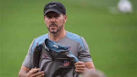 Write informative laconic excerpt under 30 words in mexican spanish for news below. Do not wrap it into quotation marks or html tags. Oct 1, 2024, 03:43 PM ETAtlético Madrid manager Diego Simeone has stuck by his view that players who provoke fans should be punished after some home supporters threw objects at visiting Real Madrid goalkeeper Thibaut Courtois in Sunday&apos;s derby, which was suspended.When Real&apos;s players celebrated Éder Militão&apos;s opener in the 64th minute, Atlético ultras Fondo Sur, who are located in the south lower stands, threw objects at Belgian Courtois, who alerted the referee, with the match temporarily halted.The game resumed after a delay of more than 20 minutes and Ángel Correa equalised deep into added time in the 1-1 draw, after which the Atlético players went towards the south stands and applauded the ultras, which was heavily criticised.Simeone had to weather the current storm after he said on Sunday that players "must be responsible" and "take it easy while celebrating" because "people get angry."His remarks suggested that Courtois&apos; gestures towards the ultras caused the problems and that players who behave in such a manner should be punished."The other day I didn&apos;t shut up, I said something many see. I received millions of messages thanking me for what I said, many are represented in that situation," he told reporters ahead of Wednesday&apos;s Champions League match at Benfica."If it is up to me, I sanction the one who provokes from the place he has as a protagonist. Now society is very sensitive and we need firmness."Despite saying he was misinterpreted, Simeone insisted he would not change anything he said.Diego Simeone was speaking ahead of Atlético Madrid&apos;s Champions League game against Benfica. PATRICIA DE MELO MOREIRA/AFP via Getty Images"I am doing good and I&apos;m calm because I am clear and up front, I like to say what I feel. I wouldn&apos;t change anything I said," added the Argentine."I have said three times that I condemn violence, showed rejection of the aggressors, said that as a club it was a great opportunity to show outwardly what should be done."Then I gave an opinion that they twisted and took wherever they wanted. I think it is good for football if that debate is opened up. The other day it was Courtois&apos; turn but it could have been someone else. But people stop at what they want."I said one thing and then I gave an opinion and many took the opportunity to have fun between Monday and Tuesday, but now we are thinking about Benfica."Atlético said on Monday that they had banned a person identified in the throwing of objects and were working with police to identify others, who will also be disciplined. ,Diego Simeone, entrenador del Atlético de Madrid, aboga por castigar a los jugadores que provocan a los seguidores, tras incidentes en el derbi suspendido ante el Real Madrid.