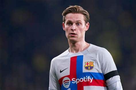 Write informative laconic excerpt under 30 words in mexican spanish for news below. Do not wrap it into quotation marks or html tags. Oct 1, 2024, 05:19 PM ETFrenkie de Jong made his long-awaited return to Barcelona on Tuesday after being sidelined for nearly five months because of an ankle injury.The Dutch midfielder replaced Lamine Yamal in the 75th minute of Barcelona&apos;s 5-0 rout of Young Boys in the Champions League.De Jong had hurt his right ankle in April in a Spanish league clasico against Real Madrid. He also missed the European Championship because of the injury.Barcelona had opened its Champions League campaign with a 2-1 loss at Monaco.Also Tuesday, forward Ansu Fati made his second appearance of the season after replacing Pedri in the 63rd minute. Fati had played a few minutes in Barcelona&apos;s match at Monaco last month.He returned from a loan to English club Brighton this season.Robert Lewandowski scored twice and Raphinha and Iñigo Martínez added goals for Barcelona, along with an own-goal by Mohamed Camara, in the win against Young Boys.Information from The Associated Press was used in this story. ,El mediocampista holandés Frenkie de Jong regresó a Barcelona tras una lesión de cinco meses en el tobillo. Barcelona venció 5-0 al Young Boys en la Liga de Campeones.