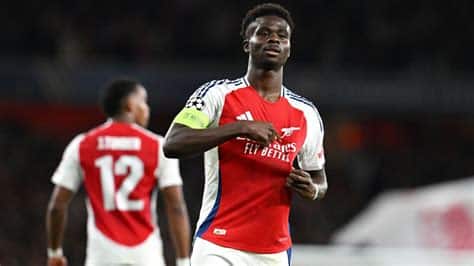 Write informative laconic excerpt under 30 words in mexican spanish for news below. Do not wrap it into quotation marks or html tags. Bukayo Saka said "this is the year" for Arsenal to become winners after scoring in a 2-0 Champions League win against Paris Saint-Germain at the Emirates.Mikel Arteta&apos;s side climbed into the top eight of the new Champions League league phase table, which guarantees a spot in the round of 16 later this season, with goals from Kai Havertz and Saka against the French champions.The Gunners have finished runners-up to Manchester City in the Premier League in the last two seasons and haven&apos;t won a major trophy since lifting the FA Cup in 2019-20, but after the confidence-boosting win against PSG, Saka said that Arsenal are now becoming a team that can win silverware and he has the "hunger in his belly" to go the final step to achieving success."I don&apos;t want to put too much pressure on us, but I do think this is the year," Saka said. "We&apos;ve been close the last two years and we&apos;re getting closer."This season, there&apos;s a lot of hunger in my belly. Previous years, I&apos;ve come runners-up a lot. It&apos;s just that spirit in me that I want to win this season and of course, I believe in myself a lot. With those two things, it helps."We believe in ourselves, we believe we&apos;re a top team. We showed that tonight [against PSG]. I did tell the boys we have to make a statement when big teams are coming to the Emirates."Arsenal manager Mikel Arteta echoed Saka&apos;s comments by saying it was important for his side to beat a major European force in the shape of PSG.Bukayo Saka scored Arsenal&apos;s second goal against PSG. Stuart MacFarlane/Arsenal FC via Getty Images"PSG are one of the best teams in the world so to beat them, it raises confidence we can compete with any team at any level," Arteta said. "We showed a lot of maturity in how we played and our stamp on how we want to behave against top teams in Europe."I think the players want to prove a point against top teams at home and they were very dominant. We have the belief and it creates big nights against big cubs, it creates energy and lifts the belief of everybody."And if the players feel we are in right direction and believing what we do, that&apos;s a great sign. To be able to perform the way we did is a really good sign."Arteta, meanwhile, said that defender Jurriën Timber was substituted at half-time as a precaution after sustaining a muscular problem. "Timber felt something muscular," Arteta said. "We&apos;re not certain what it is, but we didn&apos;t want to take risks. He has been out for a year and has had more minutes than expected this season, so have to manage it and workload." ,Bukayo Saka aseguró que "este es el año" para que el Arsenal sea campeón tras vencer 2-0 al Paris Saint-Germain en la Champions League.