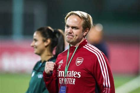 Write informative laconic excerpt under 30 words in mexican spanish for news below. Do not wrap it into quotation marks or html tags. Oct 15, 2024, 05:30 AM ETJonas Eidevall has overseen a disappointing start to the season for Arsenal. Steven Paston/PA Images via Getty ImagesJonas Eidevall has resigned as Arsenal manager following a disappointing start to the season, the Women&apos;s Super League (WSL) club announced in a statement on Tuesday.Eidevall was under significant pressure following the team&apos;s 5-2 loss to Bayern Munich in the Champions League and 2-1 loss to Chelsea in the WSL within the space of four days.A source told ESPN that Eidevall handed in his resignation on Monday.Multiple sources also told ESPN that the back-to-back losses had been difficult for the team and had seen the Swede lose the dressing room.Assistant coach Renée Slegers will take charge of the team on an interim basis with the club confirming that the search for a new manager is already under way."We thank Jonas for his commitment to the club and achievements here since joining us in 2021," sporting director Edu Gaspar said in a statement on Tuesday."We have great respect for the dedication and commitment he showed to our women&apos;s first team and recognise the role he has played in the growth and development of Arsenal Women. We all wish him the very best for the future."Our focus will now turn to the process of appointing a new head coach, and in the meantime, supporting Renée, as she takes interim charge of the team starting with two important fixtures this week."Eidevall, who joined Arsenal in June 2021 from FC Rosengard in Sweden, won two League Cup titles in his tenure at the club. ,Jonas Eidevall renuncia como manager del Arsenal tras un inicio decepcionante. La liga femenina del club anunció su salida.