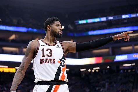 Write informative laconic excerpt under 30 words in mexican spanish for news below. Do not wrap it into quotation marks or html tags. Paul George de los Clippers ha sufrido lesiones durante las últimas temporadas, pero sigue teniendo un gran desempeño en la cancha. George promedió 23.8 puntos, 6.1 rebotes, 5.1 asistencias y 1.5 robos por partido la temporada pasada, a pesar de perderse varios juegos debido a una lesión en la rodilla. El jugador de 31 años se espera que esté listo para el inicio de la próxima temporada y será clave en el desempeño de los Clippers en la búsqueda de su primer título de la NBA.,Paul George de los Clippers comprometido con su rendimiento en cancha a pesar de lesiones; se espera esté listo para la próxima temporada.