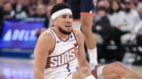 Write informative laconic excerpt under 30 words in mexican spanish for news below. Do not wrap it into quotation marks or html tags. El jugador de baloncesto Devin Booker de los Phoenix Suns tuvo una destacada temporada en 2022-23, promediando 27.8 puntos y un 49.4% de efectividad en tiros. También registró una racha de 34 partidos finales en los que promedió 30.5 puntos en un 54.1% de acierto. Booker fue seleccionado para el All-Star Game por tercera vez consecutiva y obtuvo su primera selección All-NBA. A pesar de la salida de su compañero de equipo Chris Paul, Booker seguirá siendo una opción destacada en la ofensiva de los Suns junto a Kevin Durant en la próxima temporada. ,Devin Booker brilló en la temporada, All-Star y All-NBA.Key partner: Durant.