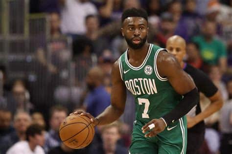 Write informative laconic excerpt under 30 words in mexican spanish for news below. Do not wrap it into quotation marks or html tags. Jaylen Brown, jugador de los Celtics de Boston, firmó una extensión de contrato de 306 millones de dólares por cinco años en julio. Las expectativas para Brown son altas luego de una exitosa temporada pasada en la que promedió 20.3 puntos, 6.4 rebotes, 2.1 asistencias y 2.3 triples por partido, con un 48.1% de efectividad en tiros de campo. Con la llegada de Malcolm Brogdon al equipo, Brown podría ver una disminución en sus asistencias y pérdidas de balón, pero tendrá más oportunidades de anotación.,Jaylen Brown renueva con los Celtics por $306 millones. Expectativas altas tras gran temporada. Cambios con Brogdon en el equipo.