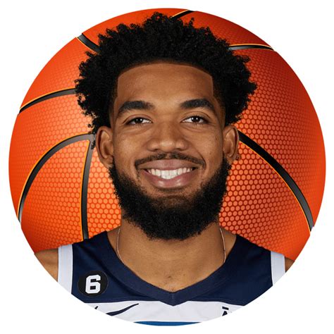 Write informative laconic excerpt under 30 words in mexican spanish for news below. Do not wrap it into quotation marks or html tags. - Karl-Anthony Towns, jugador de baloncesto de los Minnesota Timberwolves, ha experimentado una disminución en su producción en las últimas temporadas. - En la temporada 2022-23, Towns promedió 20.8 puntos y 8.1 rebotes por partido, su cifra más baja desde su temporada de novato. - El jugador de 27 años ha sido afectado por lesiones y la llegada del jugador Rudy Gobert al equipo, lo que ha afectado su rendimiento en el juego. - A pesar de esto, Towns sigue siendo uno de los mejores jugadores de fantasía en la posición de centro, gracias a su habilidad para lanzar desde más allá del arco. - Sin embargo, su historial de lesiones plantea dudas sobre su capacidad para mantenerse saludable en la próxima temporada. - A pesar de las dificultades, Towns ha demostrado ser un talento destacado en la liga, y su combinación de habilidades ofensivas y defensivas lo convierte en una opción atractiva para los jugadores de fantasía.,Karl-Anthony Towns, estrella en declive con dudas sobre su rendimiento y salud en Minnesota. Su versatilidad encestadora lo mantiene valioso para fantasy.