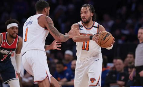 Write informative laconic excerpt under 30 words in mexican spanish for news below. Do not wrap it into quotation marks or html tags. Jalen Brunson tuvo una destacada temporada en el 2022-23 con los Knicks, promediando 24.0 puntos, 6.2 asistencias y 0.9 robos por juego. A pesar de la llegada de nuevos jugadores a los Knicks, Brunson se mantiene como una de las principales opciones ofensivas y seguirá siendo el base titular del equipo. En la temporada anterior, con los Mavericks, Brunson mostró su potencial liderando al equipo durante la ausencia de Luka Doncic en los playoffs, promediando 32.0 puntos, 5.3 rebotes y 5.3 asistencias por juego.,Jalen Brunson impresiona con su juego en los Knicks, destacándose como líder ofensivo. Su rendimiento previo con los Mavericks promete gran impacto.