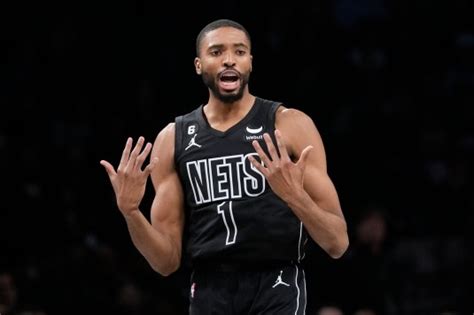 Write informative laconic excerpt under 30 words in mexican spanish for news below. Do not wrap it into quotation marks or html tags. El jugador de baloncesto Mikal Bridges ha tenido un aumento significativo en su rendimiento fantástico. Bridges ha promediado 25.8 puntos, 4.6 rebotes, 2.8 asistencias, 0.9 robos y 0.6 bloqueos por partido en sus 31 juegos con los Brooklyn Nets. Ha demostrado consistencia y durabilidad, habiendo jugado todos los 82 partidos de las últimas temporadas.,Mikal Bridges destaca en los Brooklyn Nets con un rendimiento excepcional de 25.8 puntos por partido y destacada durabilidad en las últimas temporadas.