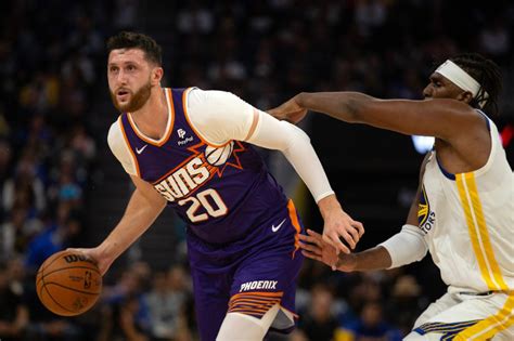 Write informative laconic excerpt under 30 words in mexican spanish for news below. Do not wrap it into quotation marks or html tags. Jusuf Nurkic, jugador de baloncesto de origen bosnio, se encuentra en medio de un intercambio de equipos. Nurkic fue enviado de los Portland Trail Blazers a los Phoenix Suns como parte de un acuerdo que trajo a Damian Lillard a los Milwaukee Bucks. A pesar de la mudanza, Nurkic aún se espera que sea el centro titular de los Suns en la próxima temporada de la NBA.,Jusuf Nurkic cambiado de Trail Blazers a Suns en traspaso por Damian Lillard a Bucks. Se proyecta como titular en Phoenix. #NBA2022