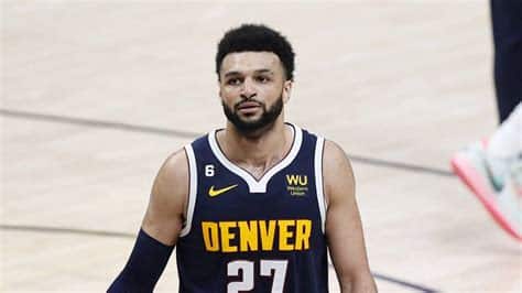 Write informative laconic excerpt under 30 words in mexican spanish for news below. Do not wrap it into quotation marks or html tags. Jamal Murray regresa a las canchas tras una lesión de ligamento cruzado anterior que lo dejó fuera de toda la temporada pasada Murray promedió 20.0 puntos, 6.2 asistencias y 4.8 rebotes por juego en la última temporada antes de su lesión El base de los Nuggets se perfila como uno de los jugadores clave del equipo y una opción confiable para los drafts de fantasy,El base Jamal Murray regresa a jugar con los Nuggets tras una lesión grave, destacando como jugador clave y opción valiosa en el fantasy.