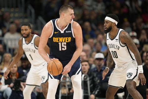 Write informative laconic excerpt under 30 words in mexican spanish for news below. Do not wrap it into quotation marks or html tags. Nikola Jokic de los Denver Nuggets es considerado uno de los mejores jugadores de la NBA y ha sido nombrado MVP de las Finales en la temporada 2022-2023. También fue el jugador con mayor valor de fantasía en las categorías por juego y por total en los últimos tres años. Jokic promedió 24.5 puntos, 11.8 rebotes y 9.8 asistencias por partido en la temporada pasada, casi logrando un triple-doble de promedio. También lideró la liga en triples-dobles, con 29 en la temporada. Su porcentaje de tiros efectivos de campo fue del 63%, liderando la liga con un porcentaje de tiro verdadero del 70.1%. A pesar de la vuelta de Jamal Murray y Michael Porter Jr. de lesiones, se espera que Jokic siga siendo el líder ofensivo de los Nuggets en la próxima temporada y sea una opción popular en los draft de fantasía.,Nikola Jokic de los Denver Nuggets destaca como MVP de las Finales de la NBA 2022-2023 con impresionantes estadísticas y liderazgo en fantasía. Líder indiscutible del equipo.