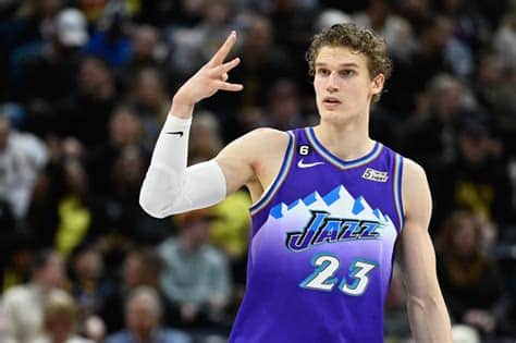 Write informative laconic excerpt under 30 words in mexican spanish for news below. Do not wrap it into quotation marks or html tags. El jugador de baloncesto finlandés, Lauri Markkanen, fue uno de los destaques de la temporada 2022-23 de la NBA, terminando como el jugador clasificado número 23 en los formatos estándar y ganando el premio al Jugador Más Mejorado. Promedió 25.6 puntos, 8.6 rebotes, 1.9 asistencias y 3.0 triples por partido, con un porcentaje de acierto de 49.9% en tiros de campo y 87.5% en tiros libres. A pesar de su alto rendimiento, Markkanen vio una disminución en su producción durante la temporada 2020-21, promediando 13.6 puntos y 5.3 rebotes por partido. Sin embargo, se espera que tenga una temporada sólida con su nuevo equipo, los Cleveland Cavaliers, donde probablemente será el tercer opción ofensiva. Markkanen fue seleccionado en el puesto número 7 del Draft de la NBA en 2017 y rápidamente se destacó como un jugador prometedor. Durante su temporada de novato con los Chicago Bulls, promedió 15.2 puntos y 7.5 rebotes por partido, convirtiéndose en el jugador más rápido en alcanzar los 100 triples en la historia de la NBA.,Lauri Markkanen, destacado jugador de baloncesto finlandés, ganó el premio al Jugador Más Mejorado en la NBA 2022-23, promediando 25.6 puntos y 8.6 rebotes por partido.