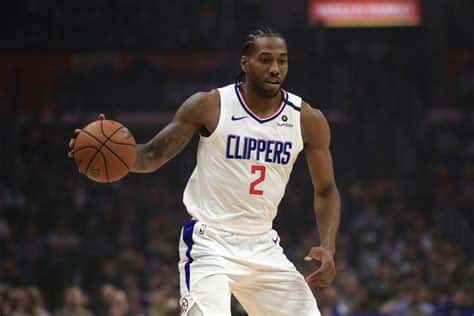 Write informative laconic excerpt under 30 words in mexican spanish for news below. Do not wrap it into quotation marks or html tags. Kawhi Leonard of the Los Angeles Clippers continues to battle injuries and participate in load management. Leonard missed the entire 2021-2022 season due to an ACL tear and was limited to 52 games in the 2022-2023 season. He underwent a clean-up procedure on his right knee in the offseason and is expected to be fully recovered for training camp, but will likely sit out games to prevent potential setbacks.,Kawhi Leonard de los Clippers sigue sufriendo lesiones y control de carga. Se perdió la temporada 2021-2022 por una rotura de ACL y jugó solo 52 partidos en la temporada 2022-2023. Se sometió a una limpieza en la rodilla derecha en la pausa y se espera que esté recuperado para el campo de entrenamiento, pero probablemente se perderá juegos.