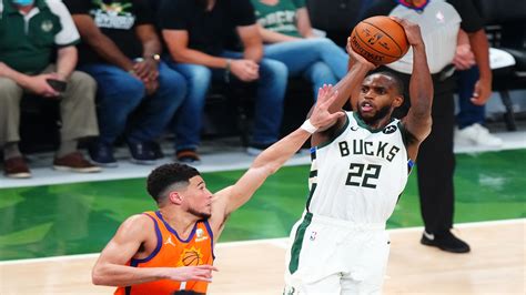 Write informative laconic excerpt under 30 words in mexican spanish for news below. Do not wrap it into quotation marks or html tags. El jugador de los Milwaukee Bucks, Khris Middleton, se sometió a una cirugía de rodilla después de ser eliminado en la primera ronda de los playoffs. Aunque se esperaba que fuera una cirugía menor, su tiempo de juego se redujo significativamente la temporada pasada y sus números también fueron los más bajos de su carrera. Desde la temporada 2016-17, Middleton ha sido uno de los jugadores más consistentes de la NBA, promediando 18.5 puntos, 5.1 rebotes, 4.5 asistencias y 1.2 robos por partido. Además, ha sido seleccionado para el All-Star en tres ocasiones. A pesar de las dudas sobre su lesión y la adición de Damian Lillard al equipo, se espera que Middleton vuelva a su nivel habitual en la próxima temporada. El jugador ha sido el segundo opciones de anotación detrás de Giannis Antetokounmpo y su papel no debería cambiar.,"Khris Middleton de los Bucks se sometió a cirugía de rodilla. Su histórico juego se mantiene, esperando su pronta recuperación para la próxima temporada."