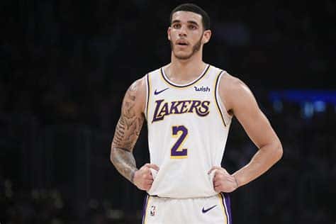 Write informative laconic excerpt under 30 words in mexican spanish for news below. Do not wrap it into quotation marks or html tags. Lonzo Ball underwent surgery for a torn meniscus and is expected to be out until 2023. This is his second surgery in a short period of time and raises concerns about his long-term health. The Chicago Bulls signed Goran Dragic to add depth to their backcourt. Last season, Ball had the best stats of his career, averaging 13.0 points, 5.4 rebounds, 5.1 assists, 3.1 threes, and 2.7 combined steals-plus-blocks per game. He played 35 games before his injury. In his first year with the Pelicans, Ball played a career-high 63 games and averaged 11.8 points, 7.0 assists, 6.1 rebounds, and 1.4 steals. He showed improvement in his shooting, particularly from three-point range.,Ball se somete a cirugía de menisco; fuera hasta 2023. Segunda cirugía levanta preocupaciones. Bulls firman a Dragic para profundidad en la posición de base.