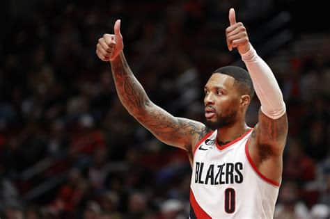 Write informative laconic excerpt under 30 words in mexican spanish for news below. Do not wrap it into quotation marks or html tags. El jugador de baloncesto Damian Lillard fue trasladado a los Milwaukee Bucks en un sorprendente intercambio. Lillard fue enviado a los Bucks en un traspaso de tres equipos que involucró a varios jugadores y selecciones de draft. Lillard se unirá al equipo de los Bucks como base titular y se espera que mantenga una producción fantástica en el fantasy basketball.,Damian Lillard traspasado a los Milwaukee Bucks en intercambio de tres equipos. Se espera que sea base titular con produción fantástica en fantasy basketball.