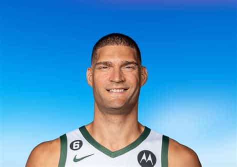 Write informative laconic excerpt under 30 words in mexican spanish for news below. Do not wrap it into quotation marks or html tags. Brook Lopez tuvo una mejora en su desempeño en la temporada 2022-2024, con promedios de 15.9 puntos, 6.7 rebotes, 1.3 asistencias y 2.5 bloqueos por partido. Su porcentaje de triples (37.4%) fue el más alto de su carrera, mientras que su porcentaje de tiros de campo (53.1%) fue el más alto en casi una década. Terminó en segundo lugar en la votación al Jugador Defensivo del Año. A pesar de su rendimiento destacado, se espera que su producción disminuya con la recuperación de Khris Middleton y Giannis Antetokounmpo. Sin embargo, sigue siendo una buena opción en los drafts de fantasía.,Brook Lopez destaca en la temporada 2022-2024 con altos números y votación para Jugador Defensivo del Año, siendo opción en drafts de fantasía.