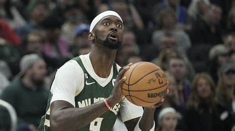 Write informative laconic excerpt under 30 words in mexican spanish for news below. Do not wrap it into quotation marks or html tags. Bobby Portis tuvo una destacada temporada 2021-2022 con los Bucks, promediando 14.1 puntos, 9.6 rebotes y 1.4 triples en 26.0 minutos por partido. A pesar de la disminución en su tiempo de juego, Portis mantuvo su eficiencia, con un porcentaje de tiros de campo de 49.6%, el segundo más alto de su carrera. Con el regreso de Brook Lopez como centro titular, Portis se mantendrá como uno de los principales contribuyentes desde la banca de los Bucks en la próxima temporada, lo que lo convierte en una opción interesante en ligas de Fantasy al final del draft.,Temporada destacada para Bobby Portis con los Bucks. Mantuvo eficiencia con alto porcentaje de tiros. Será clave desde la banca con el regreso de Lopez. Opción Fantasy a considerar.