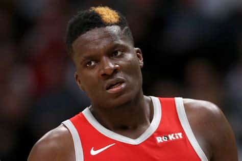 Write informative laconic excerpt under 30 words in mexican spanish for news below. Do not wrap it into quotation marks or html tags. - Clint Capela, jugador de baloncesto de los Atlanta Hawks, podría perder su puesto de titular en la posición de center debido a la competencia de Onyeka Okongwu. - A pesar de la posible pérdida de su puesto de titular, Capela sigue siendo un jugador efectivo y puede proporcionar valor fantasy como un centro secundario. - Capela tuvo una buena temporada pasada, promediando 12 puntos, 11 rebotes y 1.2 bloqueos por partido, con un porcentaje de tiros de campo del 65% y del 60% desde la línea de tiros libres.,Clint Capela de los Atlanta Hawks podría perder titularidad en el center ante Onyeka Okongwu. Aún valioso en fantasy con promedio de 12p, 11r, 1.2blk.